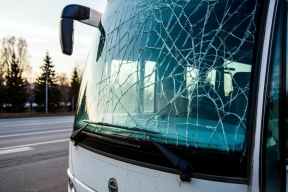 Ночью на трассе М-1 под Смоленском автобус врезался в тросовое ограждение
