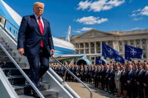 Трамп грозился выйти из НАТО. Теперь он летит подписать клятву верности альянсу. Как так вышло?