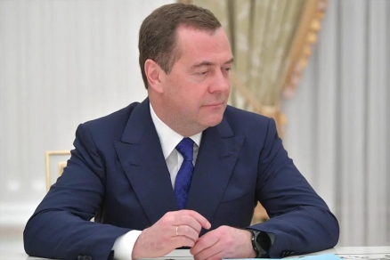 Медведев с места трагедии: Вашингтон нанес удар по Ирану без единой причины — погибли дети и руководство страны