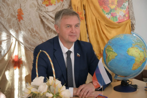 «Школа сегодня снова может задавать нравственные ориентиры»: Спикер Заксобрания Кировской области Роман Береснев поздравил жителей региона с Днем знаний