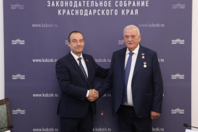 Председатель ЗСК вручил награду Герою труда Кубани Василию Толстопятову