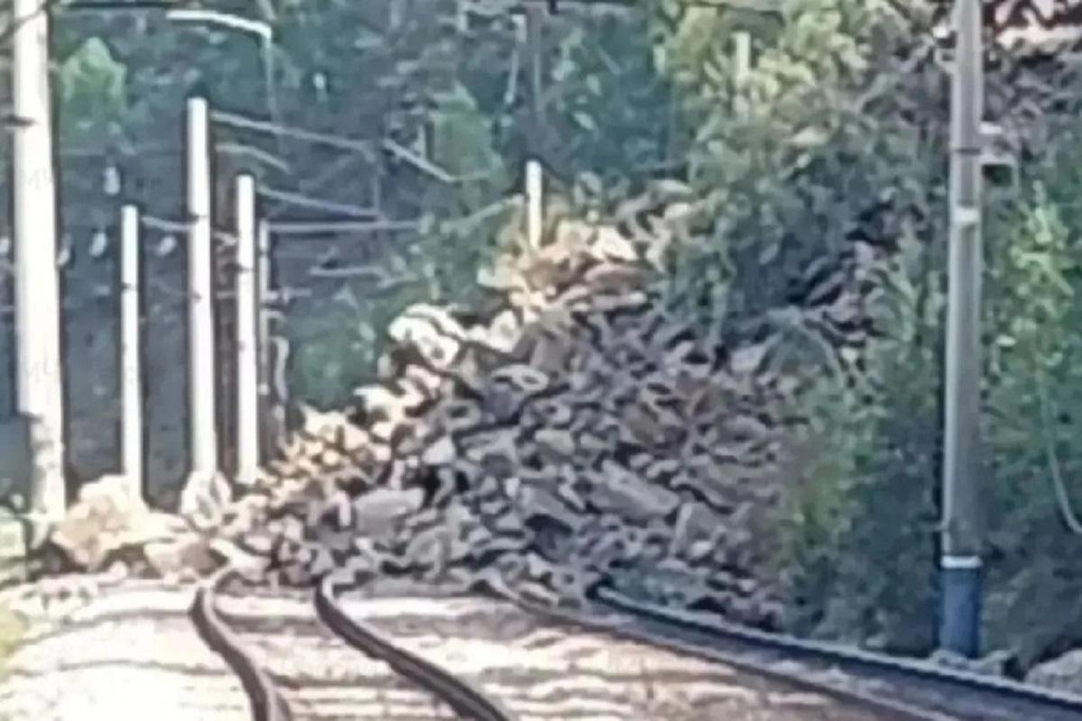 Железнодорожники возобновили движение поездов после схода скалы в Читинском округе