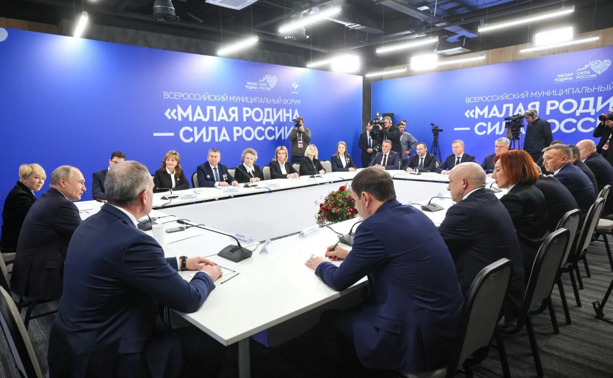 Глава Великого Новгорода Александр Розбаум поздравил Владимира Путина с днем рождения и рассказал о его поддержке города