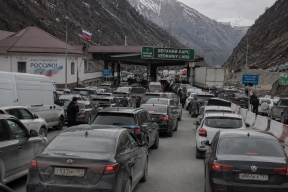 «Верхний Ларс» не справляется: почти 400 грузовиков застряли на границе с Грузией