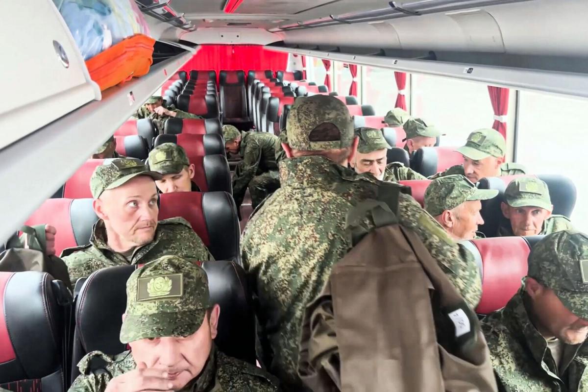 270 на 270: в Москву вернулись бойцы из Донбасса и Крыма, которых Киев годами отказывался обменивать